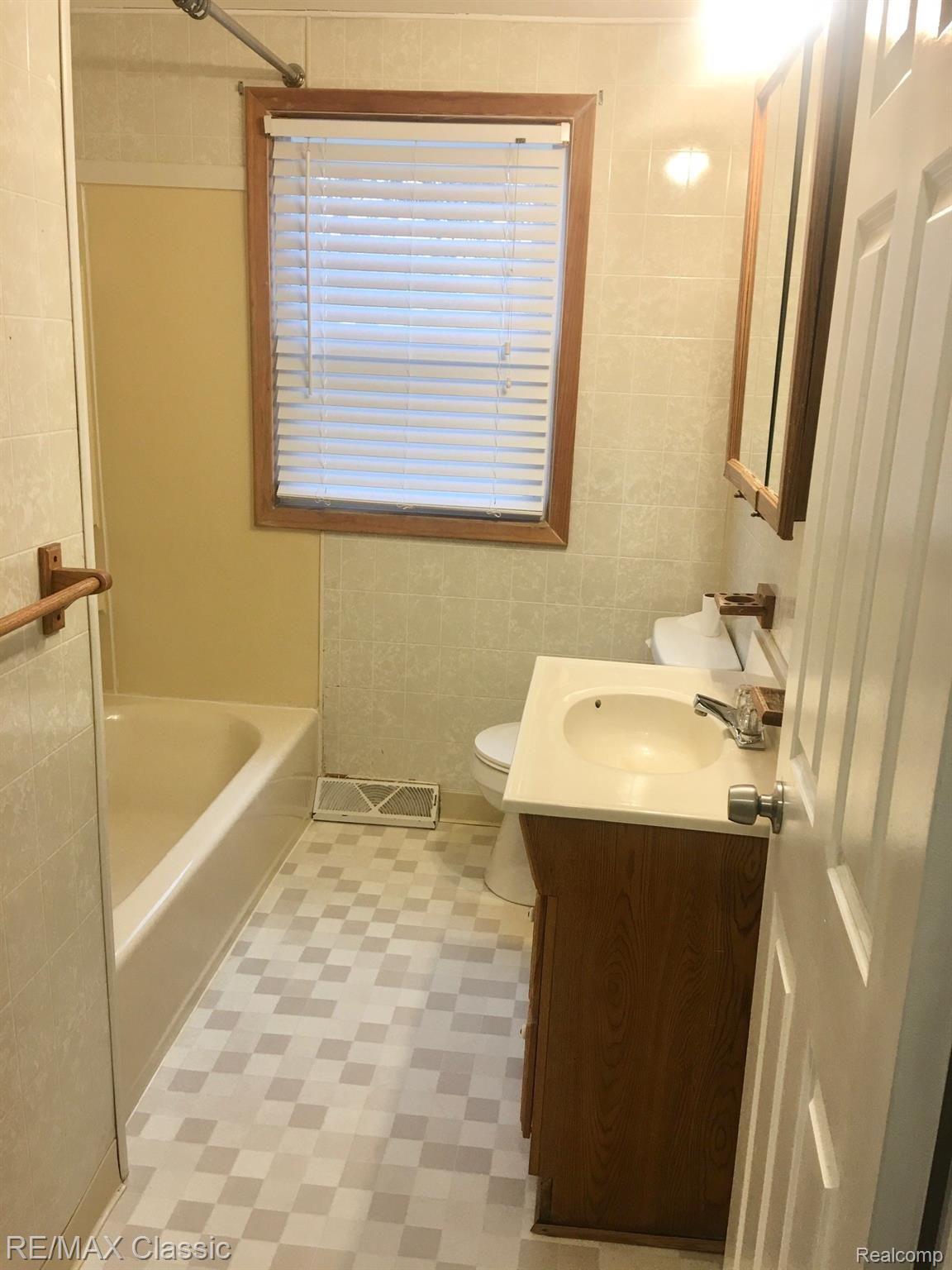 19325 Inkster Road Livonia, MI 48152 - Photo 7 of 11 IMG_1998.jpg