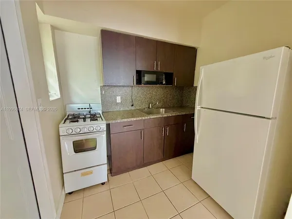 $1,900 | 325 Majorca Avenue, Unit 6, Coral Gables, FL 33134