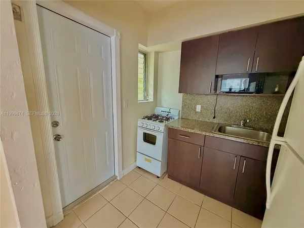 $1,900 | 325 Majorca Avenue, Unit 6, Coral Gables, FL 33134