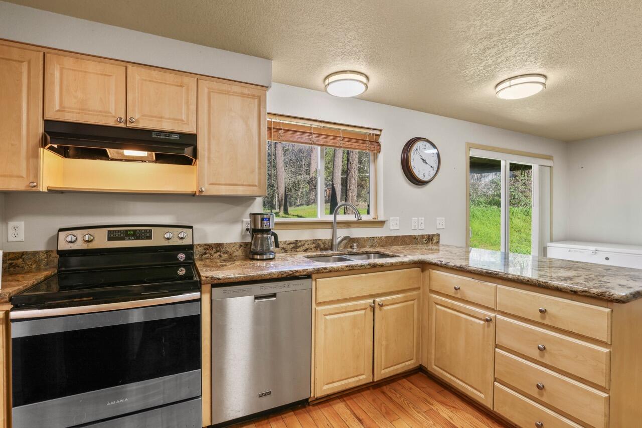 1438 Summit Loop Grants Pass, OR 97527 - Photo 12 of 28 EP1A9402 Large