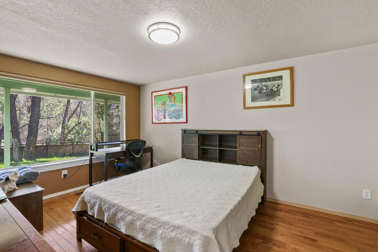 1438 Summit Loop Grants Pass, OR 97527 - Photo 15 of 28 EP1A9405 Large