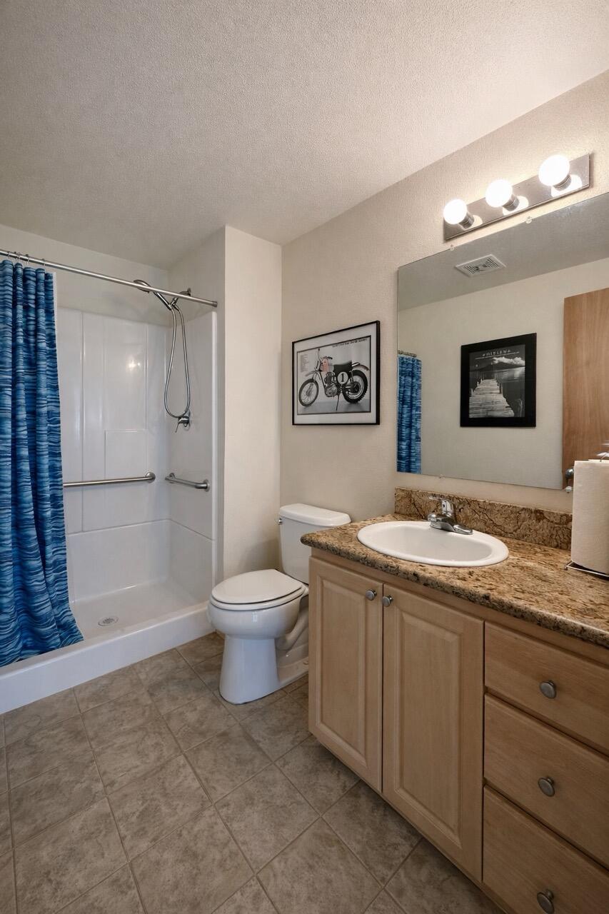 1438 Summit Loop Grants Pass, OR 97527 - Photo 16 of 28 31F8FF73-E8FA-4793-93D5-4C994E98693D Lar