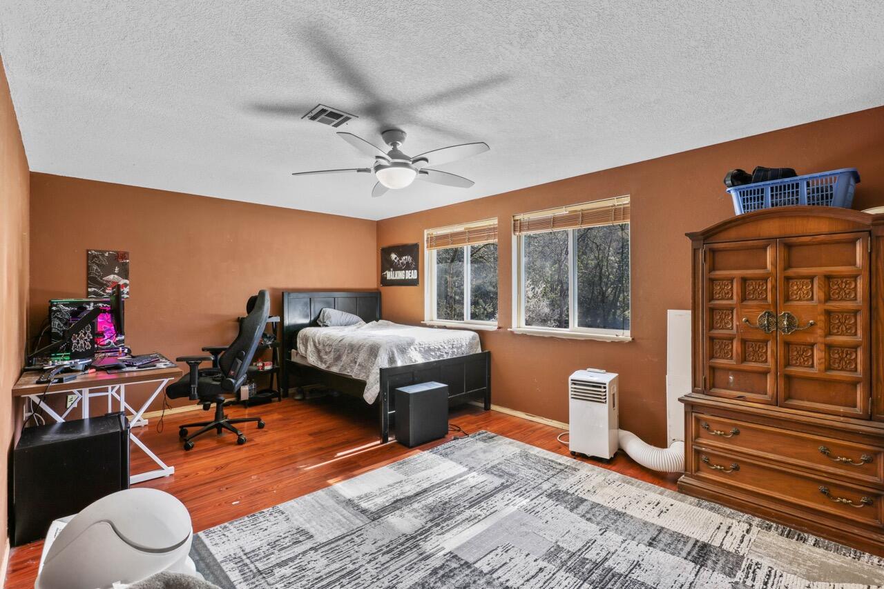 1438 Summit Loop Grants Pass, OR 97527 - Photo 17 of 28 EP1A9408 Large