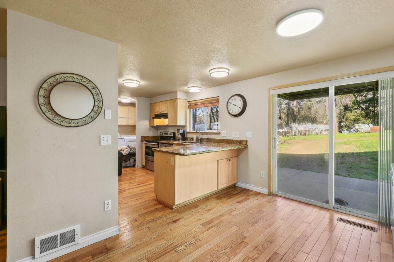 1438 Summit Loop Grants Pass, OR 97527 - Photo 10 of 28 EP1A9393 Large