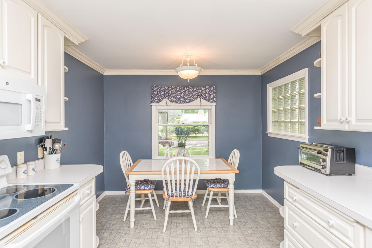 719 Sunset Road Ann Arbor, MI 48103 - Photo 17 of 65 Breakfast table