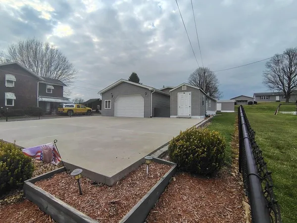 a view of a yard in front of the house