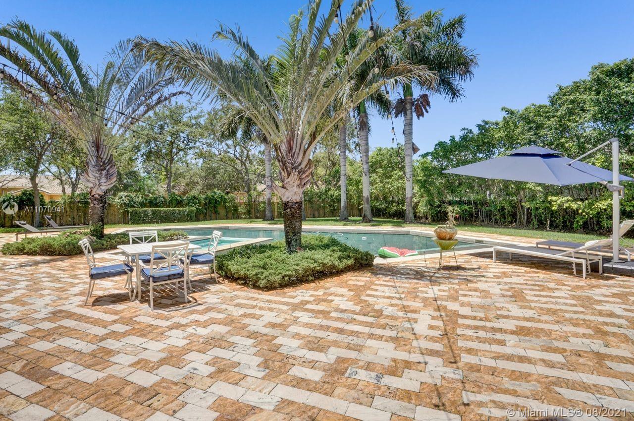 12260 Southwest 95th Avenue Miami, FL 33176 - Photo 89 of 98 a view of a backyard with sitting area