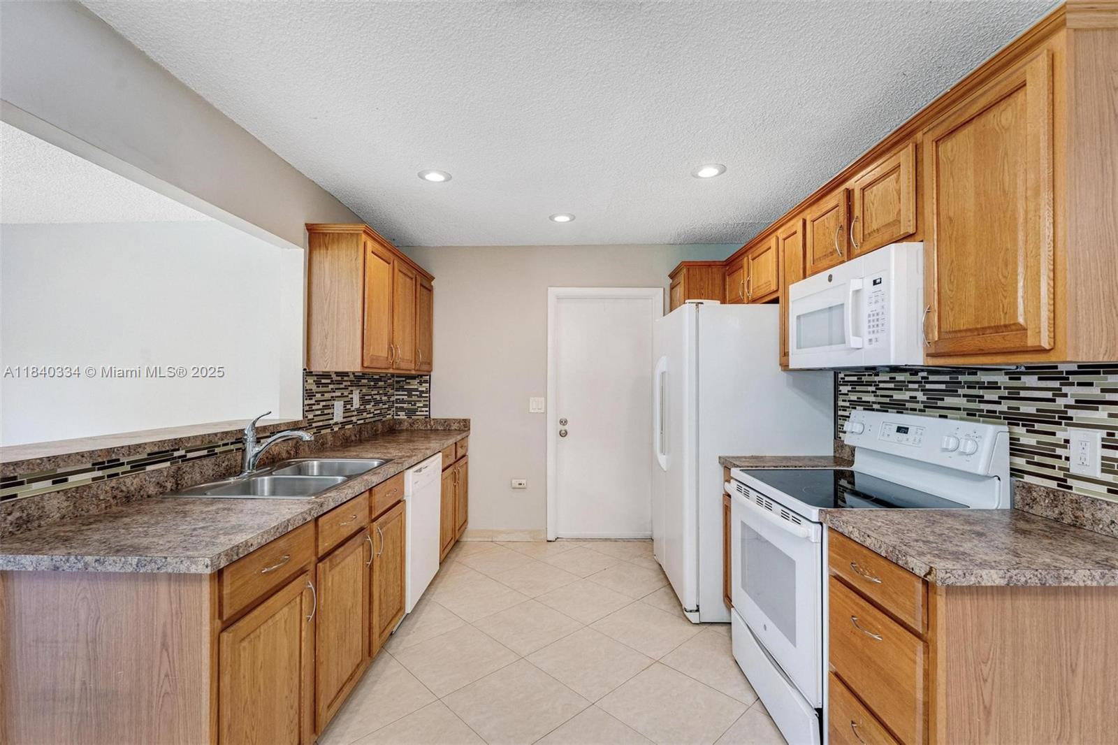 9285 Affirmed Lane Boca Raton, FL 33496 - Photo 5 of 32 Gallery Image 5