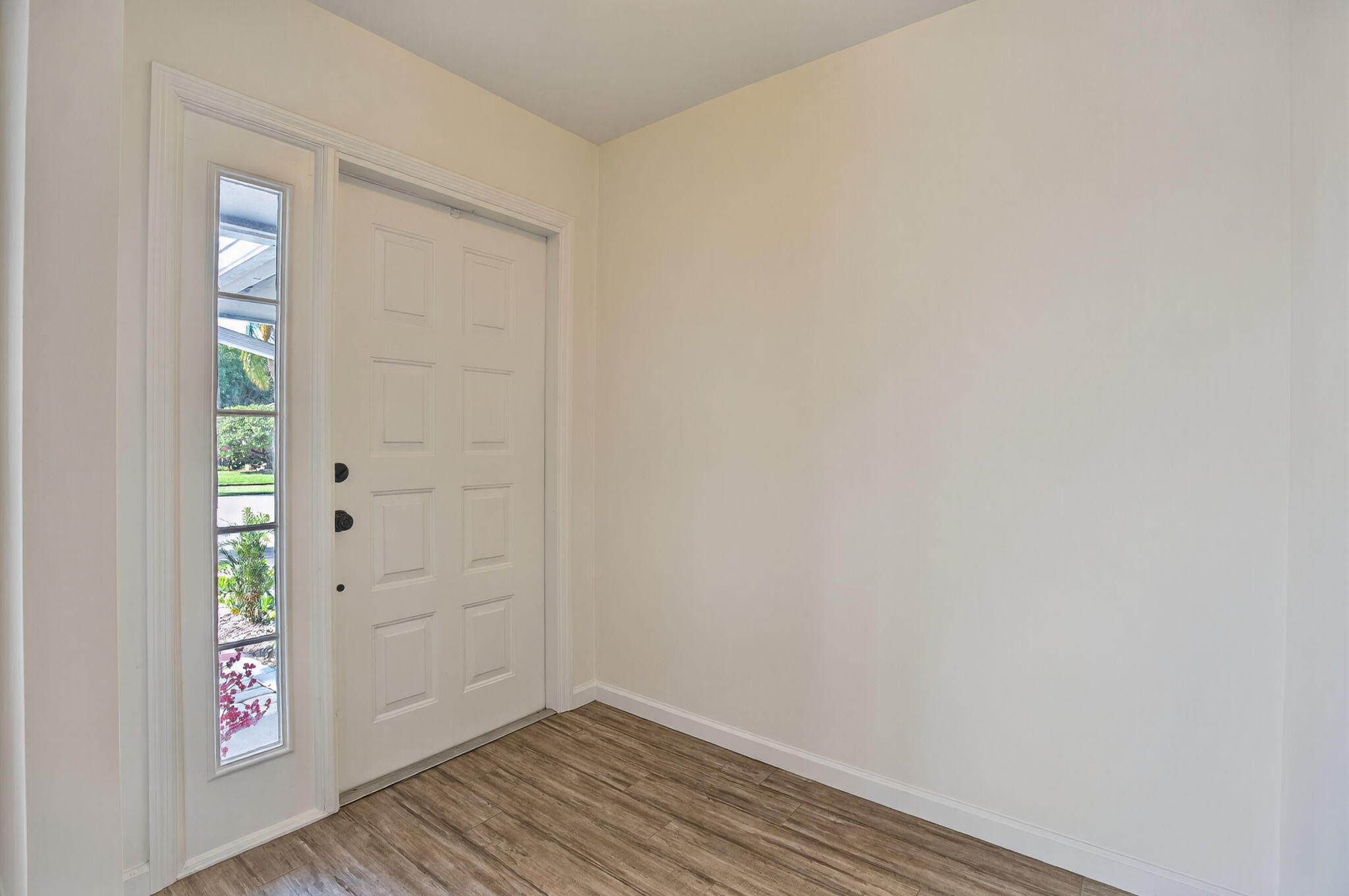 28 Hickory Hill Road Tequesta, FL 33469 - Photo 12 of 30 28 HH INSIDE FRONT DOOR 34-web-or-mls-_M