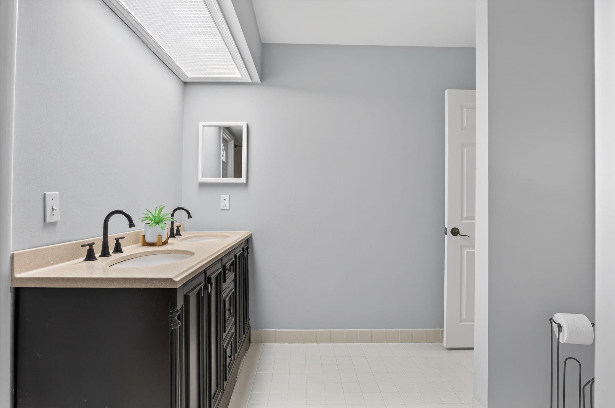 28 Hickory Hill Road Tequesta, FL 33469 - Photo 19 of 30 28 HH 2ND BA WITH DOUBLE SINK 51-web-or-