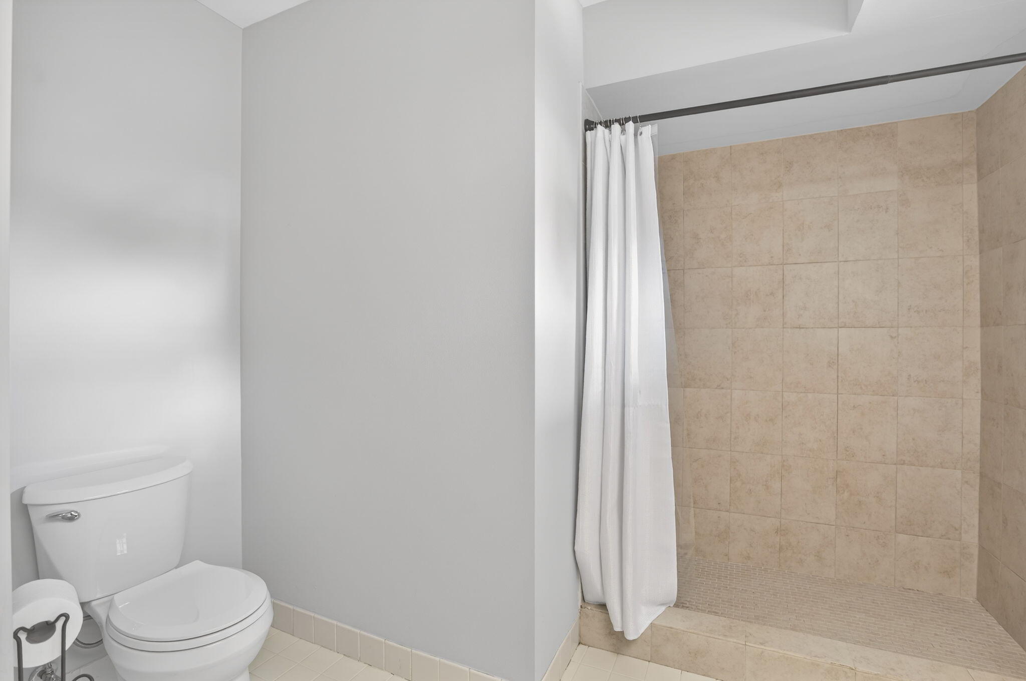 28 Hickory Hill Road Tequesta, FL 33469 - Photo 20 of 30 28 HH 2ND BA WITH SHOWER HEAD ON ANGLE 5