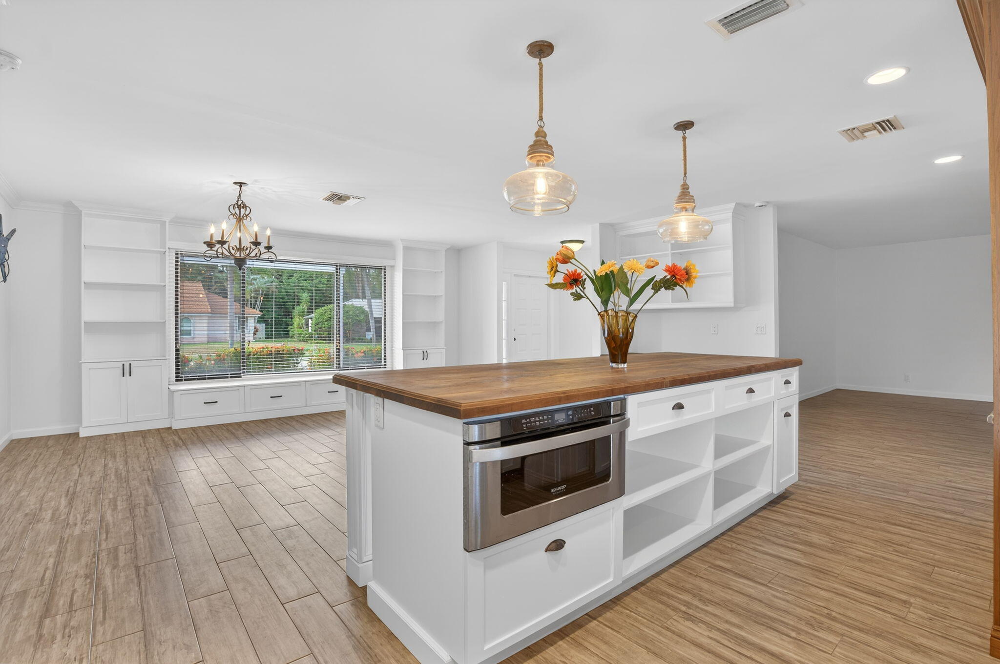 28 Hickory Hill Road Tequesta, FL 33469 - Photo 8 of 30 28 HH KITCHEN ISLAND TO WINDOW 20-web-or