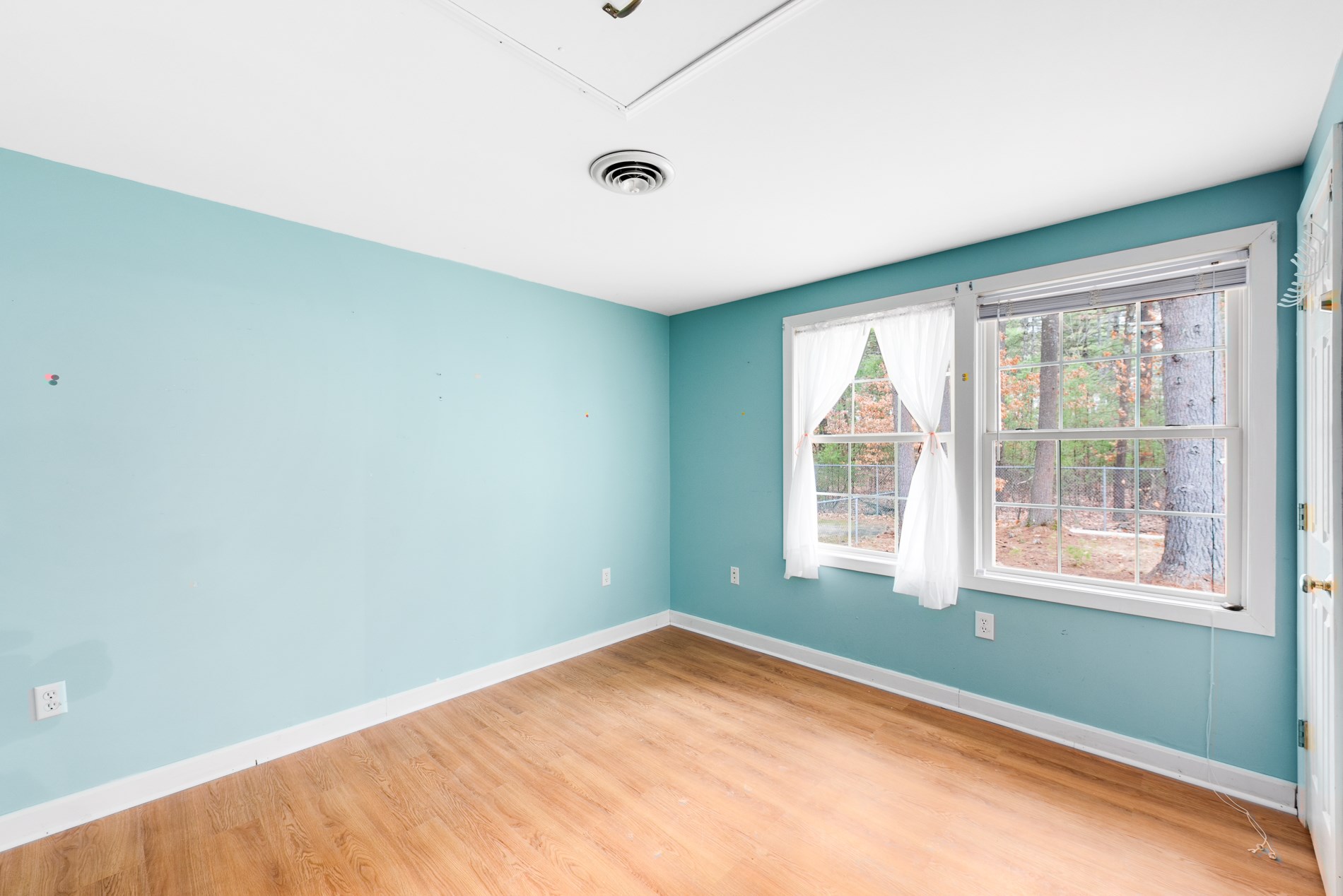 18 Delaware Road Nashua, NH 03062 - Photo 11 of 23