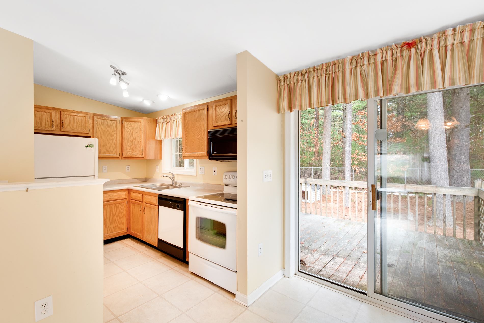 18 Delaware Road Nashua, NH 03062 - Photo 5 of 23