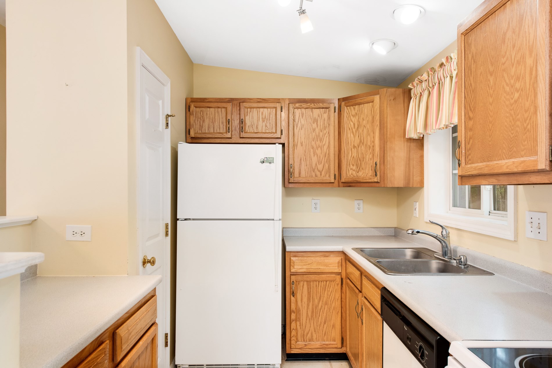 18 Delaware Road Nashua, NH 03062 - Photo 6 of 23