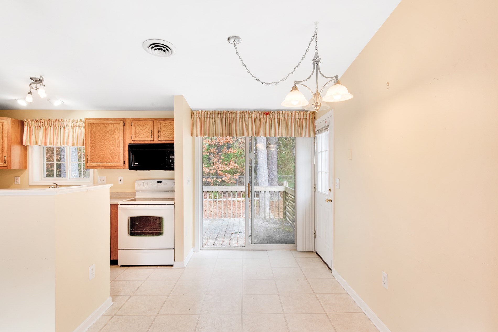 18 Delaware Road Nashua, NH 03062 - Photo 7 of 23