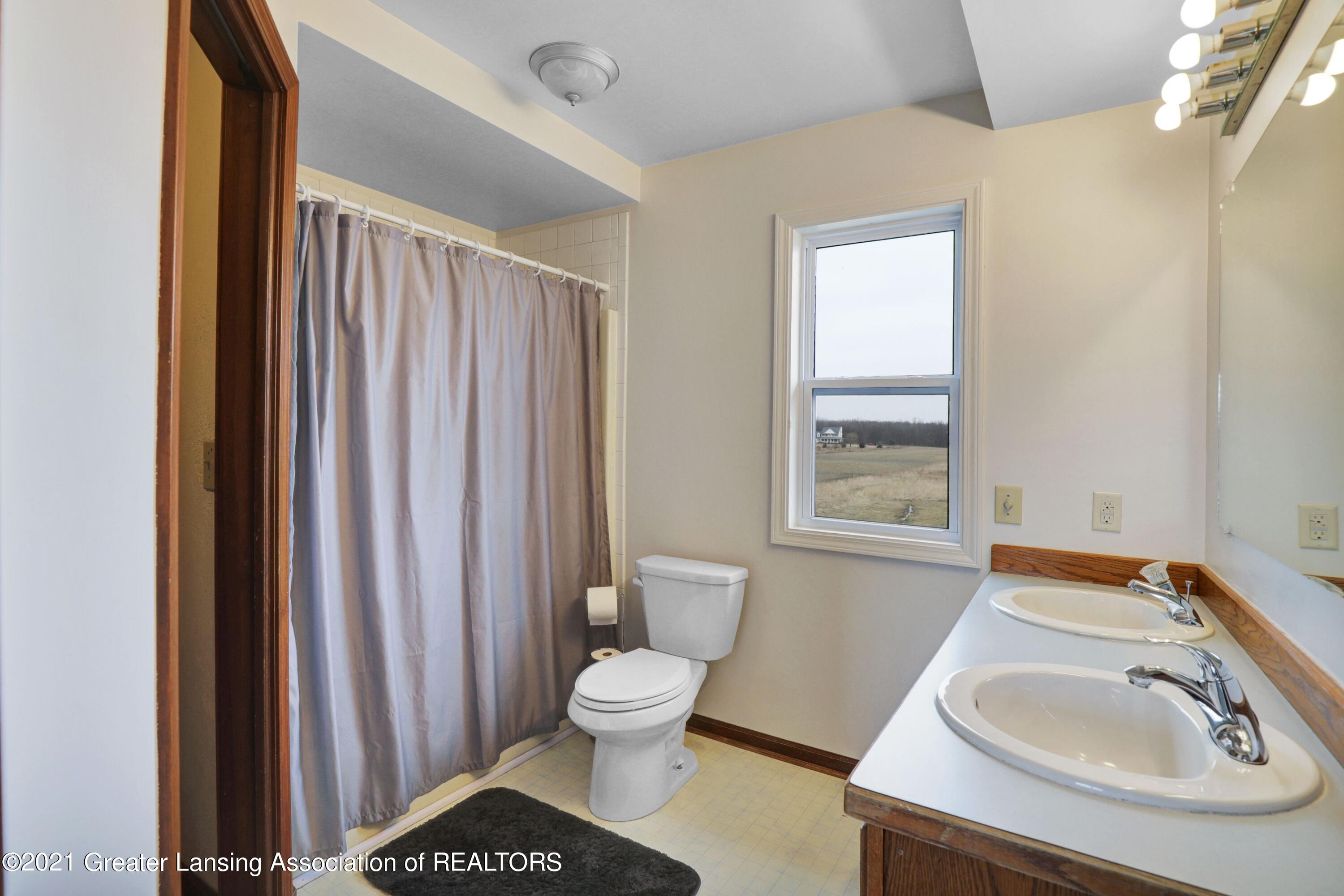 6510 West Howe Road Dewitt, MI 48820 - Photo 20 of 41 Primary Bath