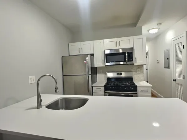 $4,200 | 255 Paris Street, Unit 1, Boston, MA 02128