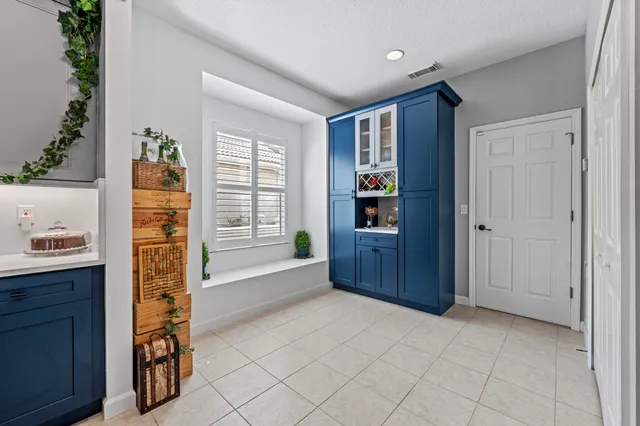 a view of an entryway with workspace