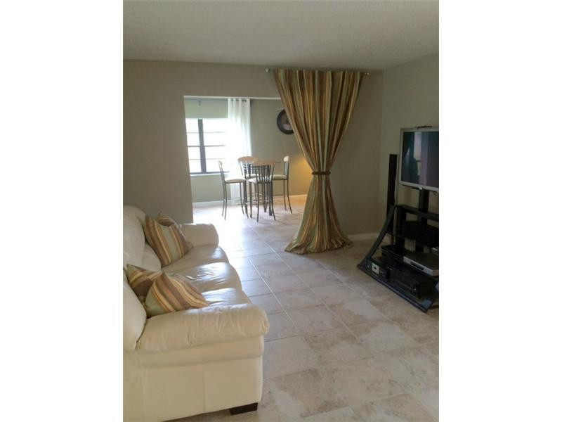 9176 Affirmed Lane Boca Raton, FL 33496 - Photo 5 of 24 Living Room