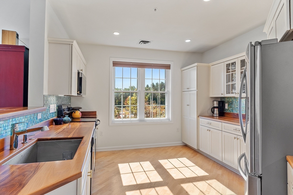 62 Abigail Way, Unit 3004 Reading, MA 01867 - Photo 4 of 37 a kitchen that has a sink and a stove in it
