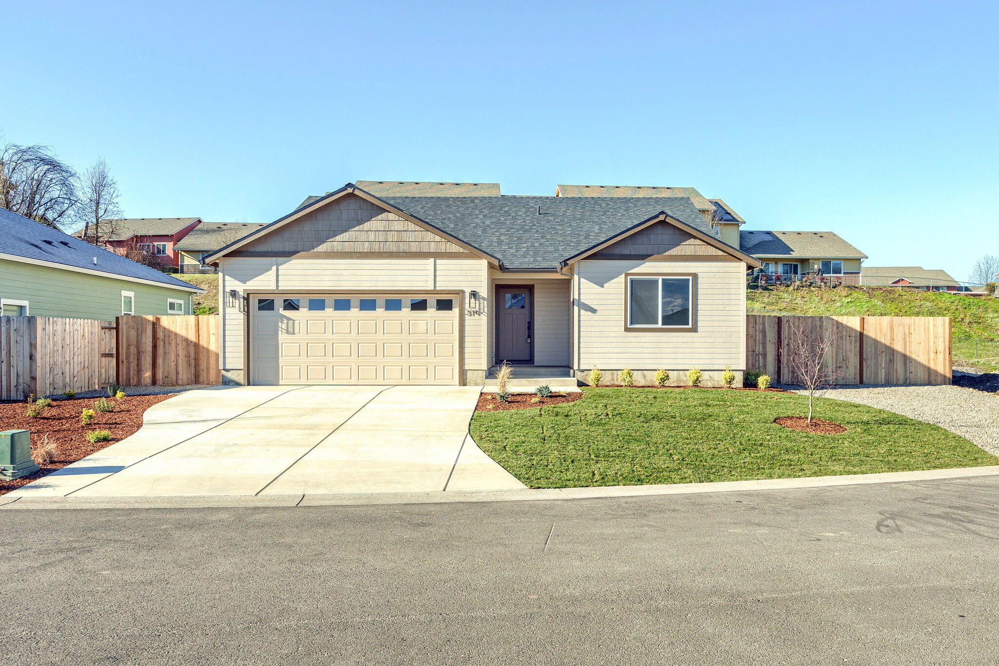 319 Christopher Way Talent, OR 97540 - Photo 3 of 35 ApxCW (2)