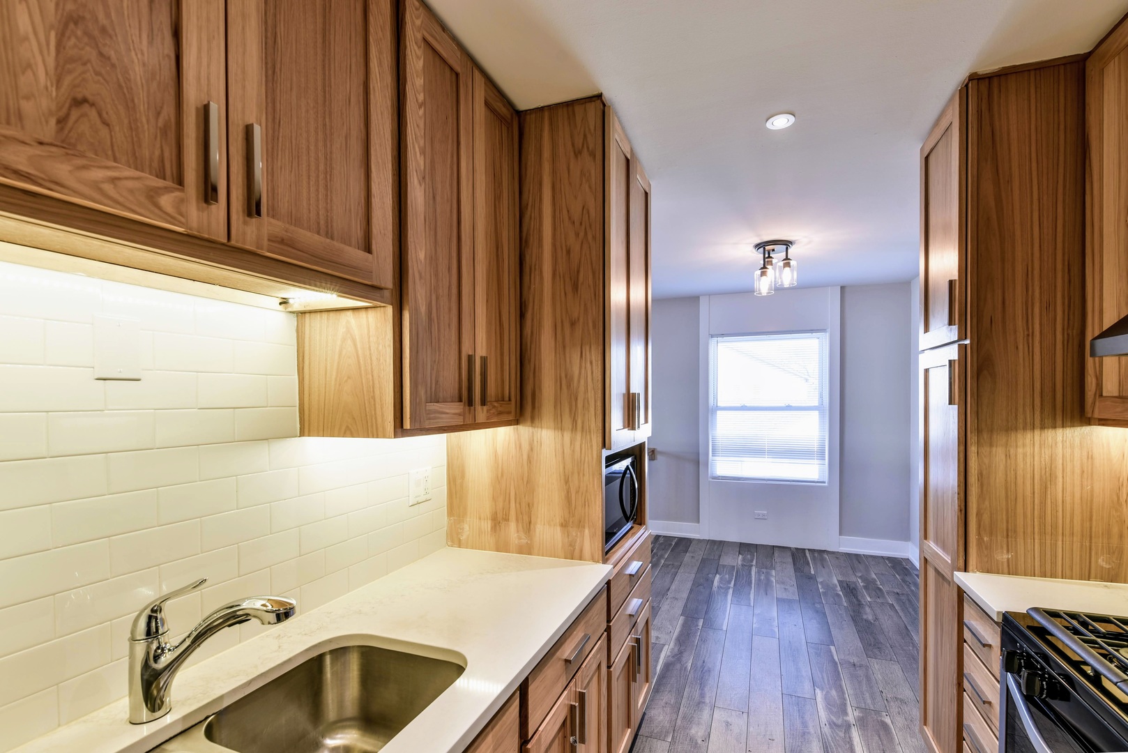 787 Pahl Road, Unit 787 Elk Grove Village, IL 60007 - Photo 8 of 28 a bathroom with a sink a bathtub and window