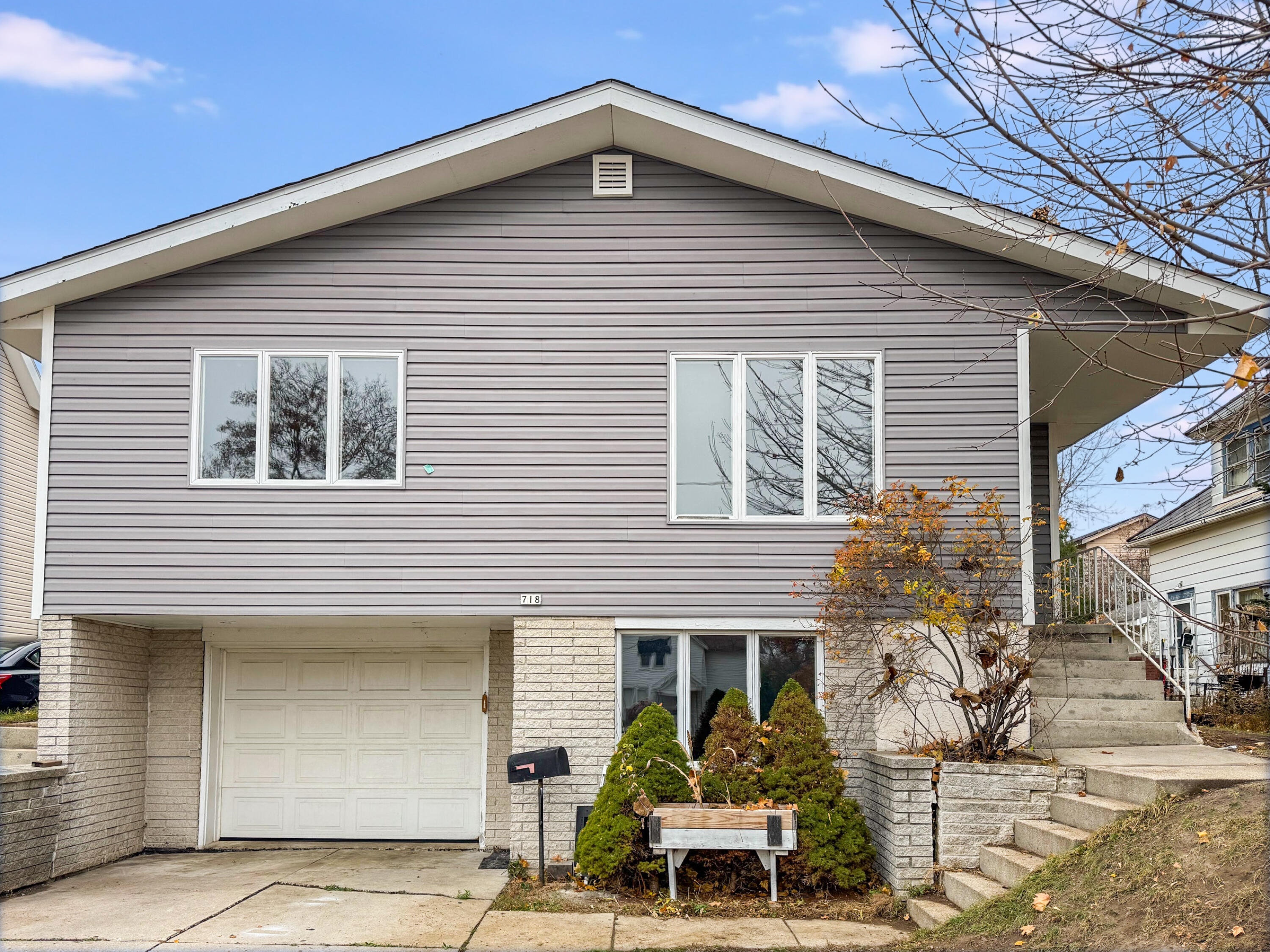 718 South 22nd Street Manitowoc, WI 54220 - Photo 2 of 22 IMG_5498