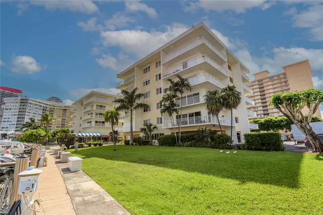 $387,000 | 126 Golden Isles Drive, Unit 32A, Hallandale Beach, FL 33009