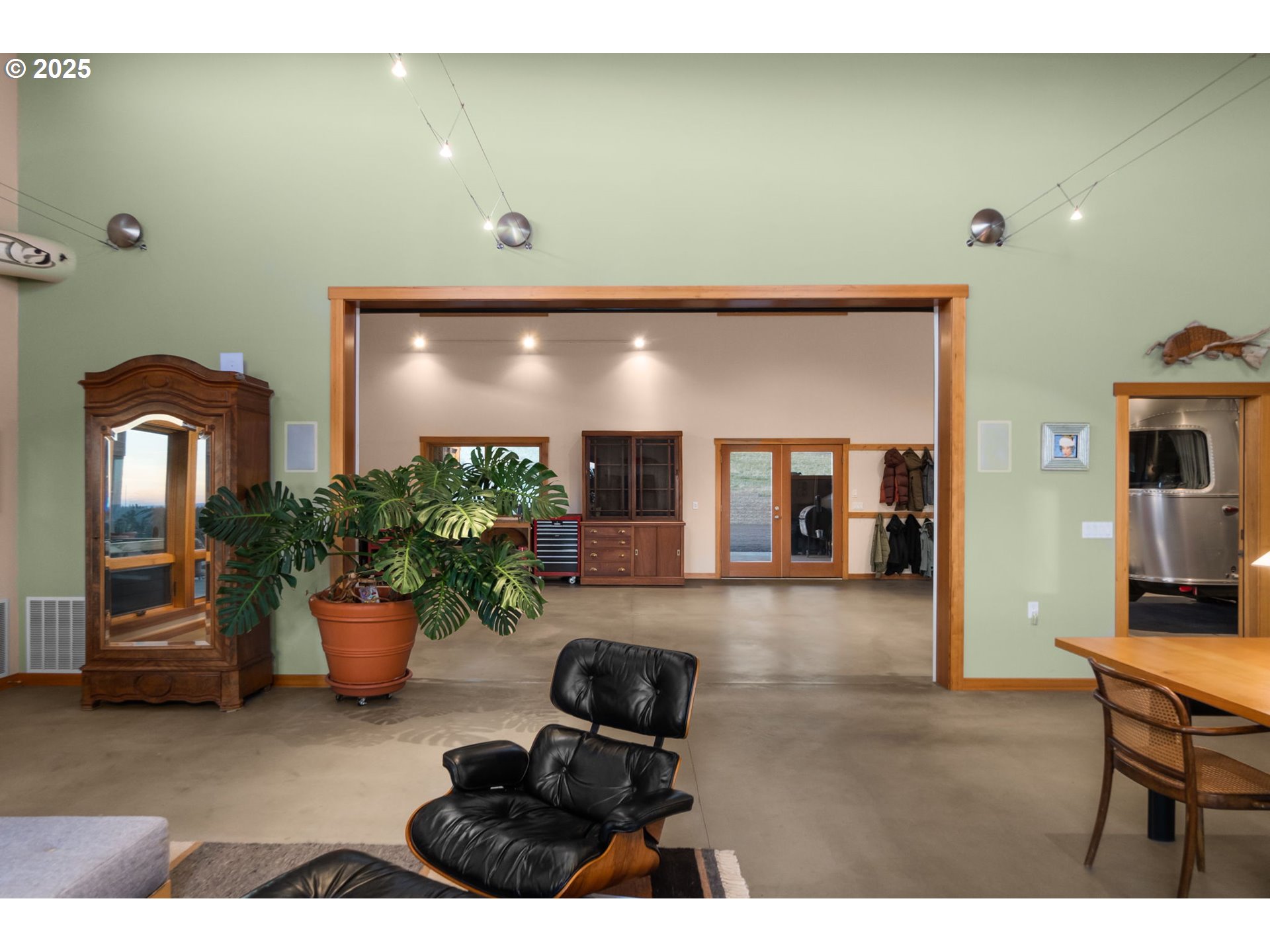 505 Knight Road Goldendale, WA 98620 - Photo 13 of 41 a living room with furniture and potted plants