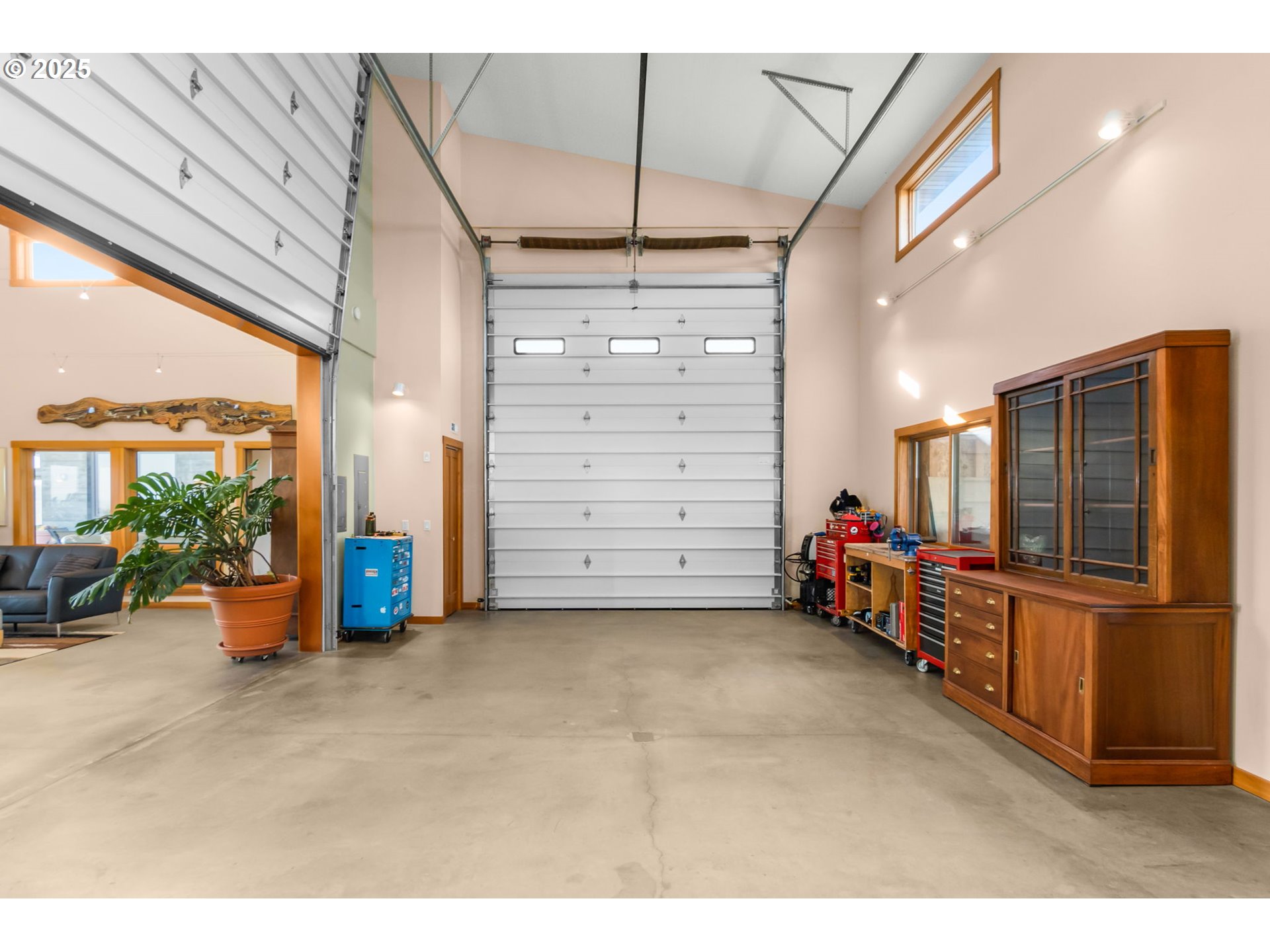 505 Knight Road Goldendale, WA 98620 - Photo 28 of 41 a view of a livingroom with furniture