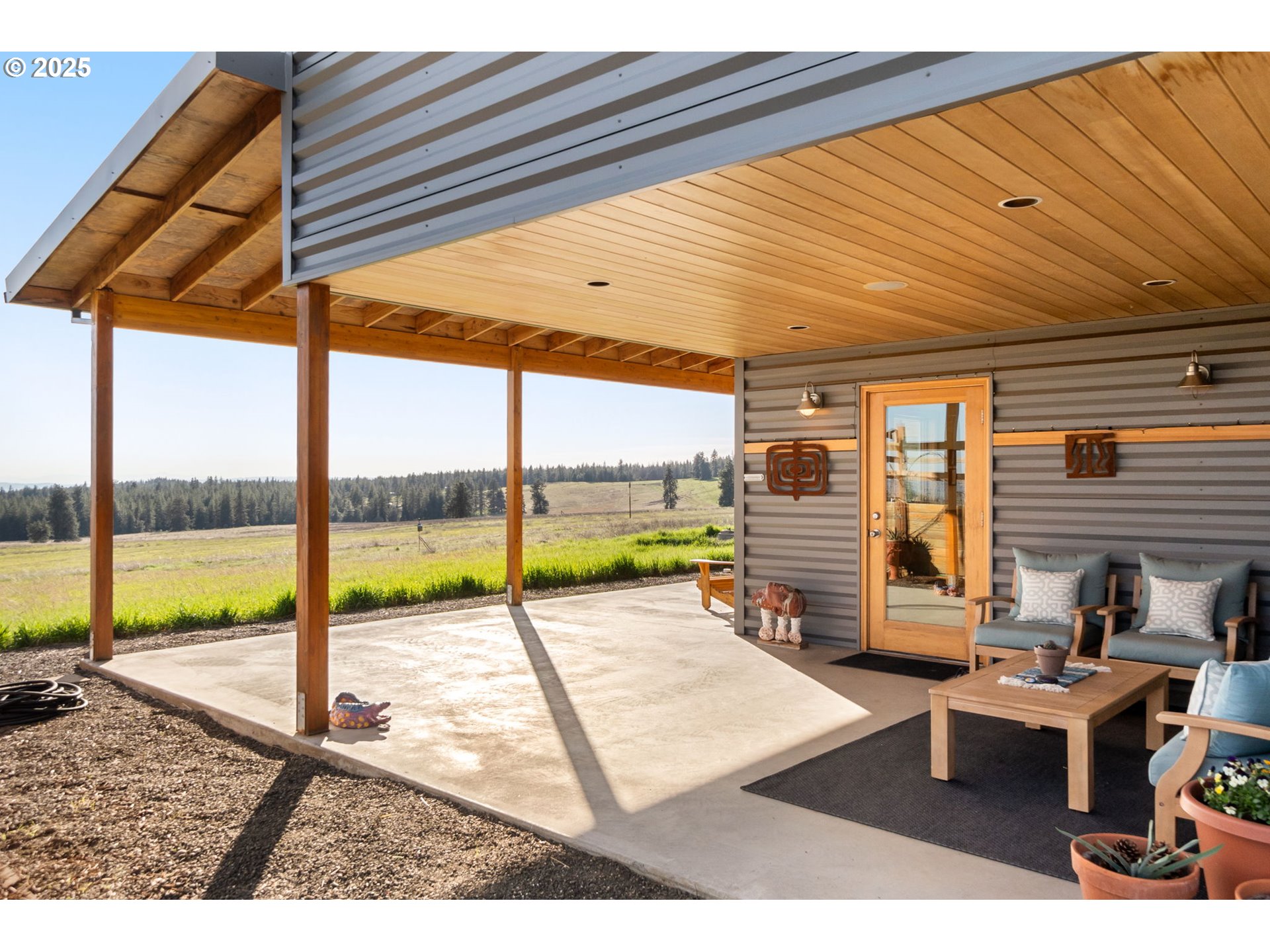 505 Knight Road Goldendale, WA 98620 - Photo 35 of 41 a living room filled with furniture