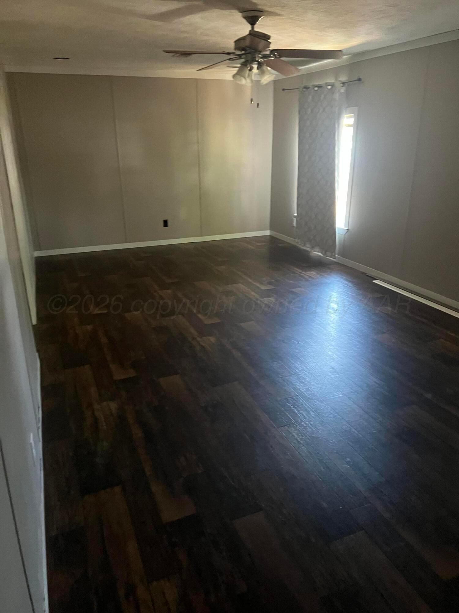 1203 North Main Street Friona, TX 79035 - Photo 7 of 19 Livingroom