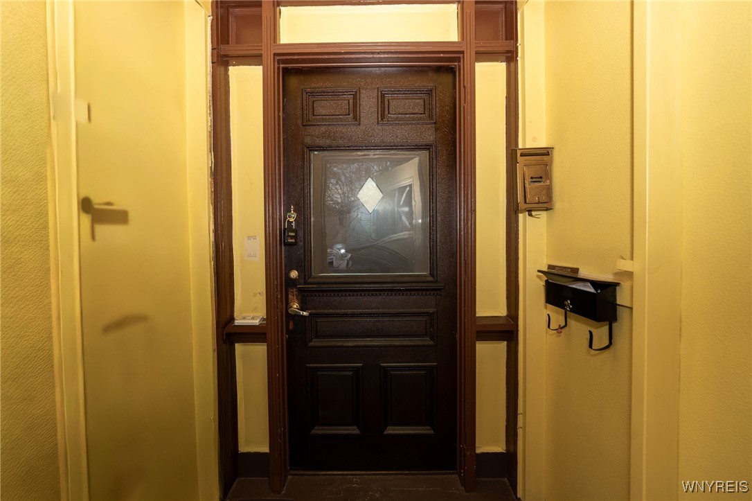 192 Congress Street Buffalo, NY 14213 - Photo 3 of 38 Entry Way