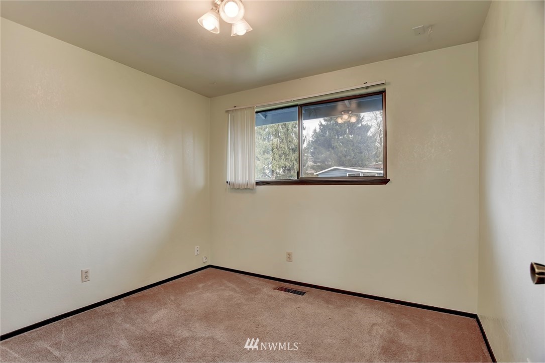 2801 Sierra Road Bremerton, WA 98310 - Photo 13 of 23 an empty room with a window