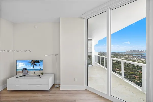 $5,700 | 4775 Collins Avenue, Unit PH4306, Miami Beach, FL 33140
