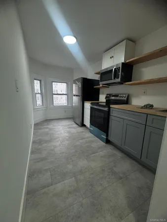 $2,500 | 301 Warburton Avenue, Yonkers, NY 10701