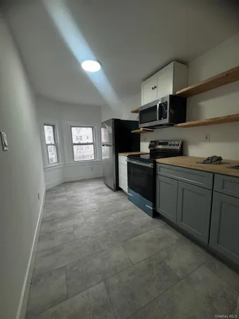 $2,500 | 301 Warburton Avenue, Yonkers, NY 10701