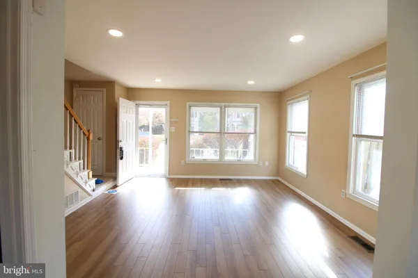 $3,100 | 410 Clifford Avenue, Alexandria, VA 22305