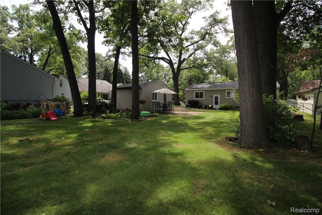 14168 Stark Road Livonia, MI 48154 - Photo 8 of 27 16_UFC7TE_still_bkyd2.jpg