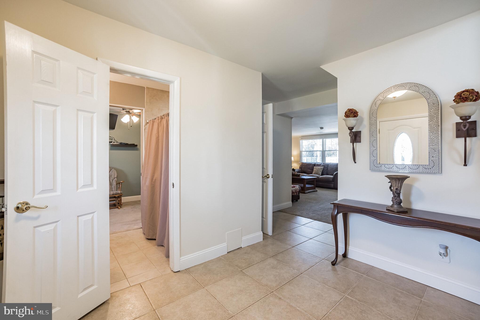 13034 Sewell Road Philadelphia, PA 19116 - Photo 3 of 32 Hallway / Foyer