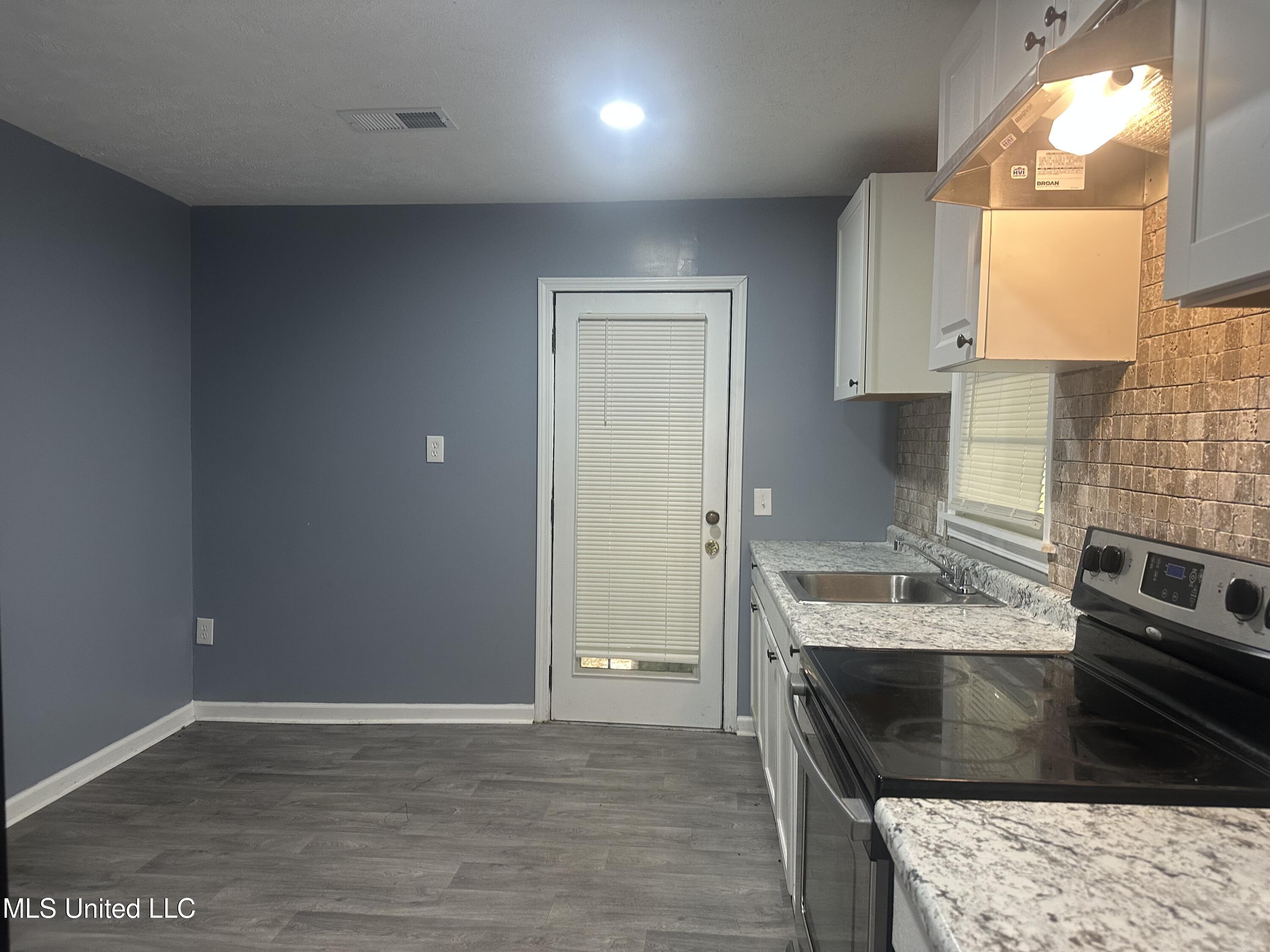 721 Glenmont Drive Jackson, MS 39209 - Photo 9 of 31 IMG_9800