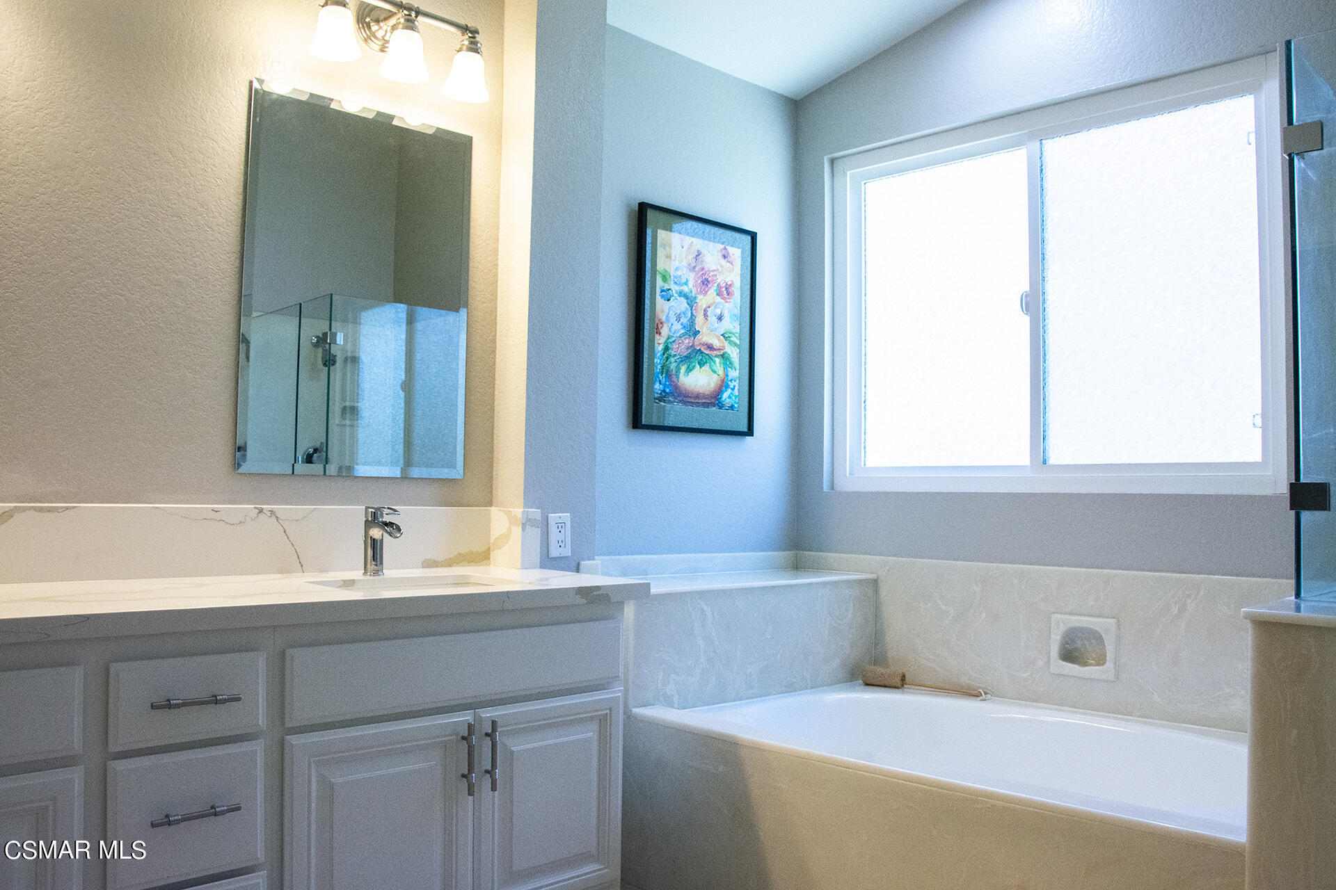 685 Overlook Road Simi Valley, CA 93065 - Photo 27 of 37 a bathroom with a bathtub and a sink