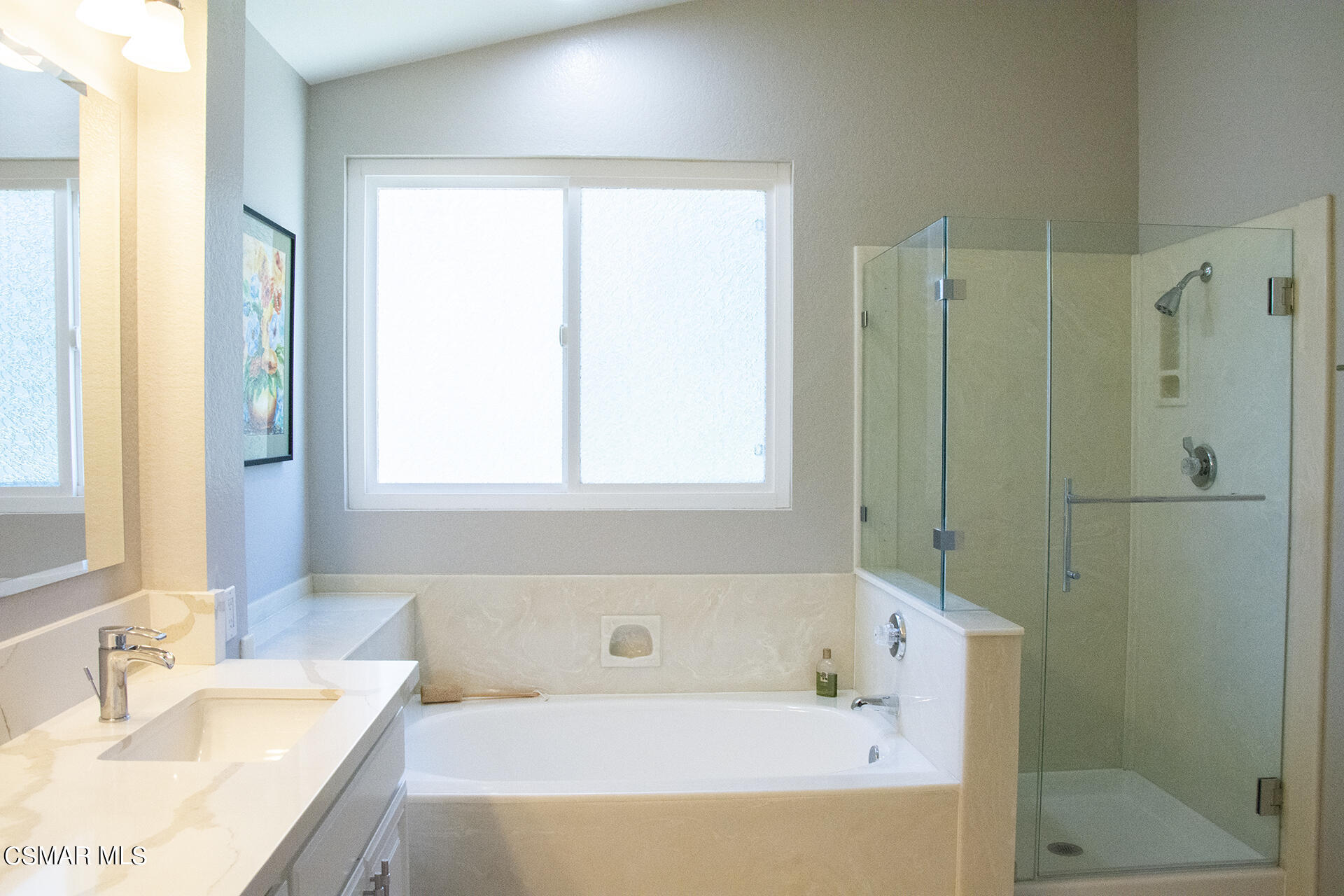 685 Overlook Road Simi Valley, CA 93065 - Photo 28 of 37 a bathroom with a tub sink and mirror