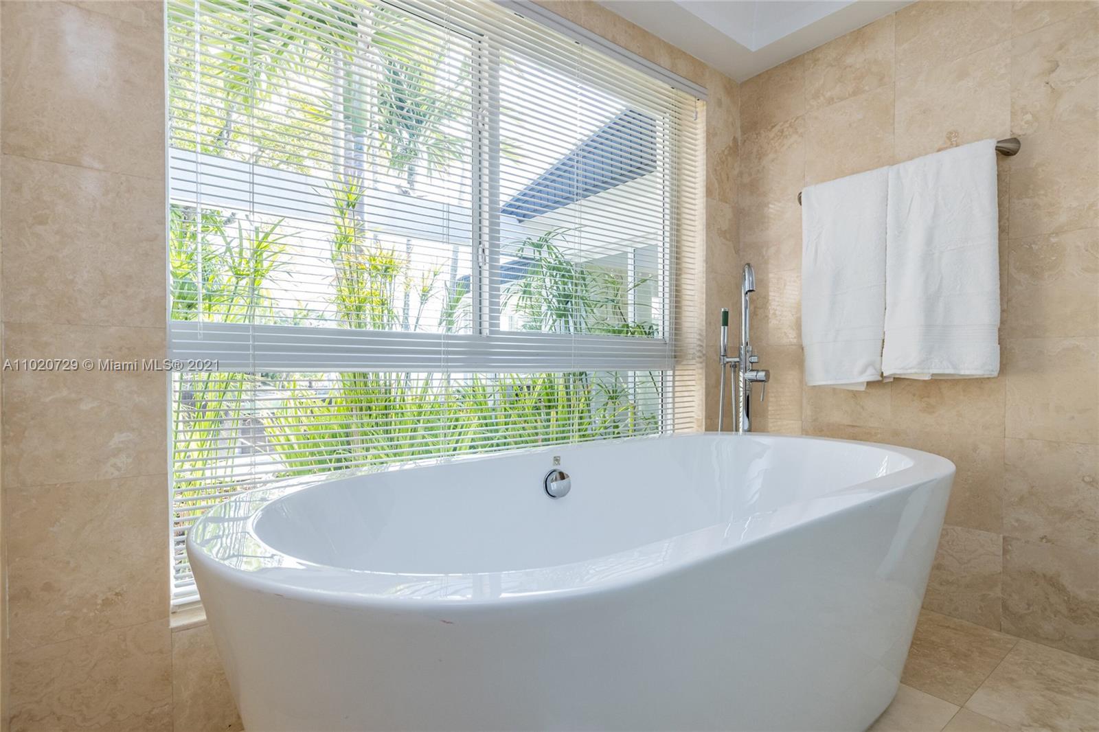 4765 Lake Road Miami, FL 33137 - Photo 43 of 100 a bathroom with a bathtub