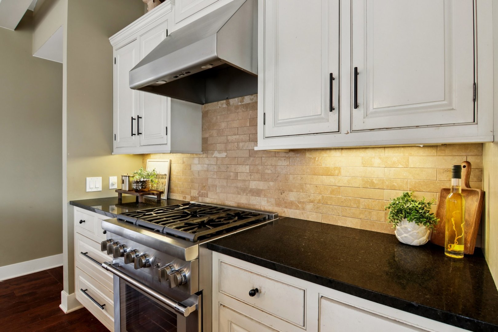 635 Signal Hill Road North Barrington, IL 60010 - Photo 13 of 69 a kitchen with a stove and cabinets