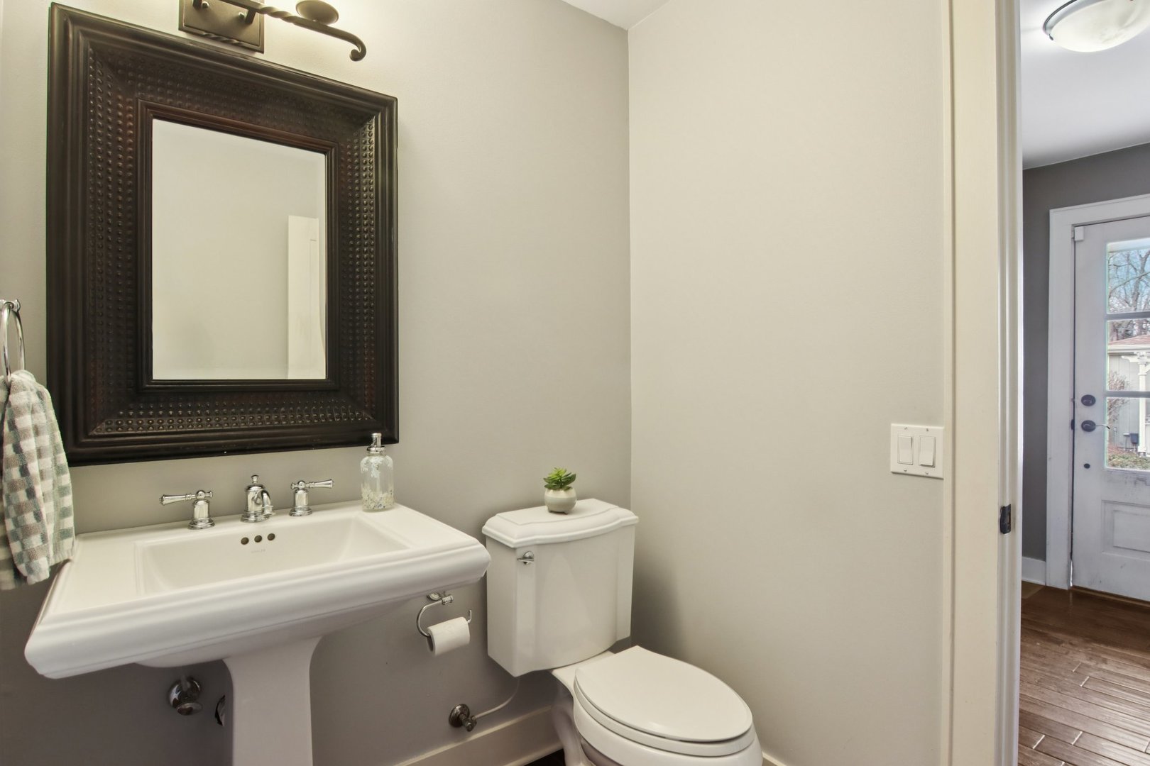 635 Signal Hill Road North Barrington, IL 60010 - Photo 17 of 69 a bathroom with a sink and a toilet