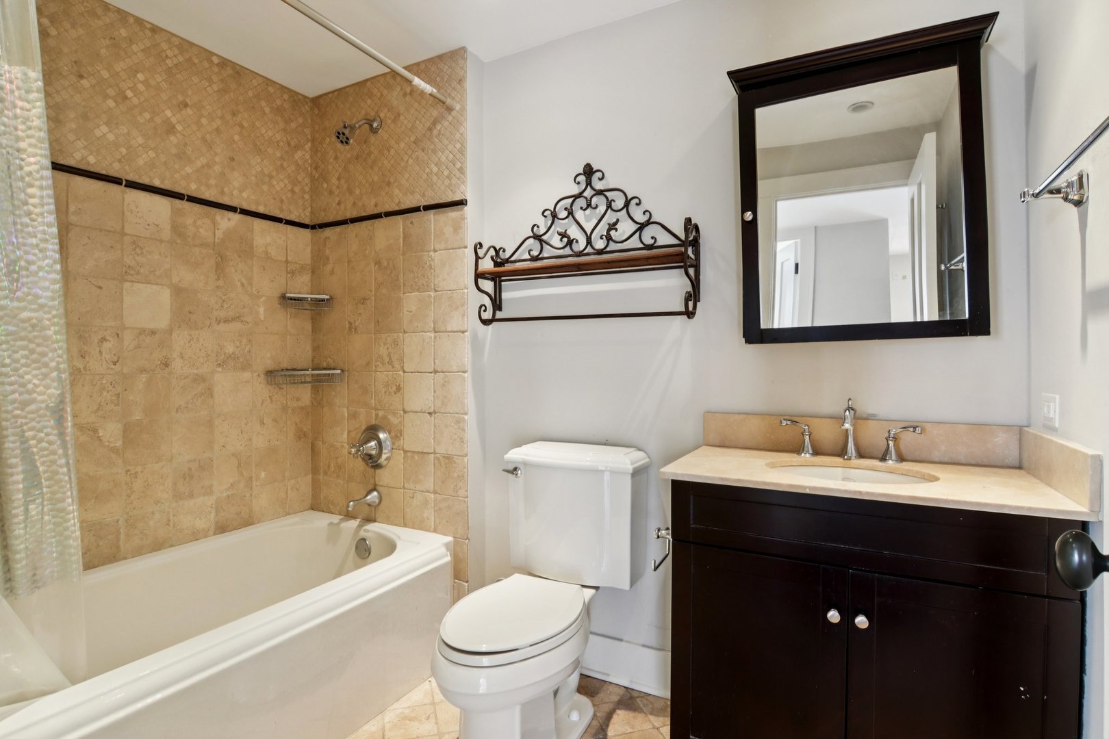 635 Signal Hill Road North Barrington, IL 60010 - Photo 36 of 69 a bathroom with a toilet sink and bathtub