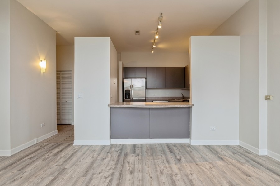 15 South Throop Street, Unit 402 Chicago, IL 60607 - Photo 7 of 17