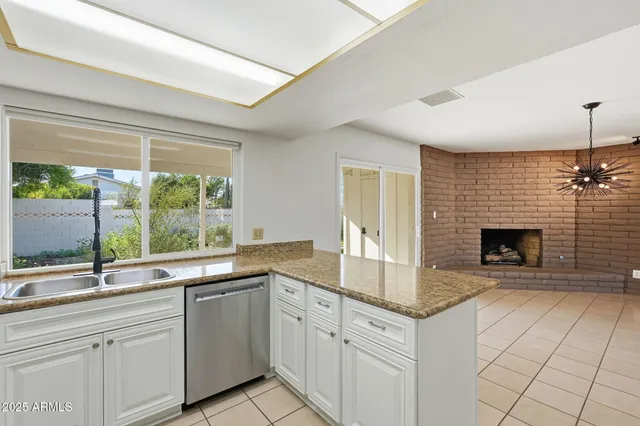 $2,400 | 1321 East Townley Avenue, Phoenix, AZ 85020